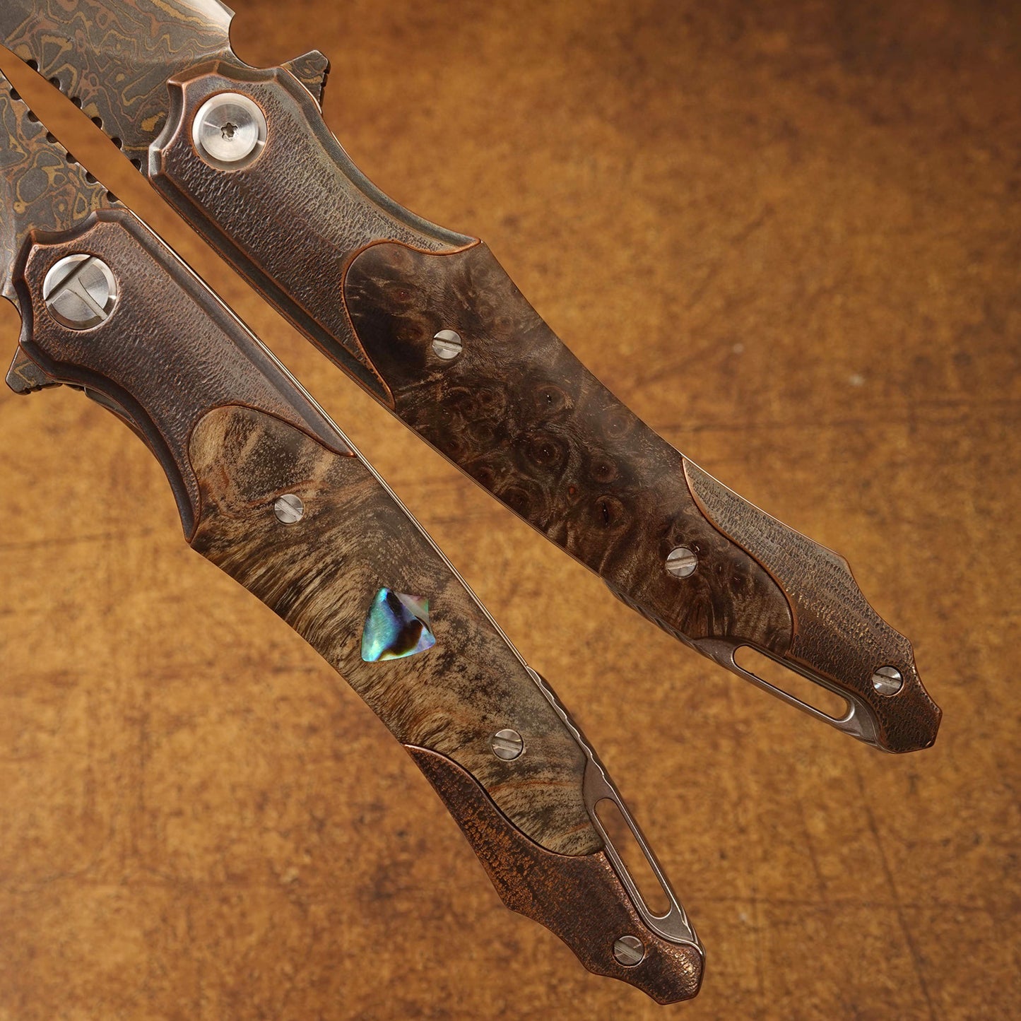 NEWOOTZ Antique Bronze Damascus Blade Knife VG10 Core Aged Copper & Wood Handle, Handmade Leather Sheath